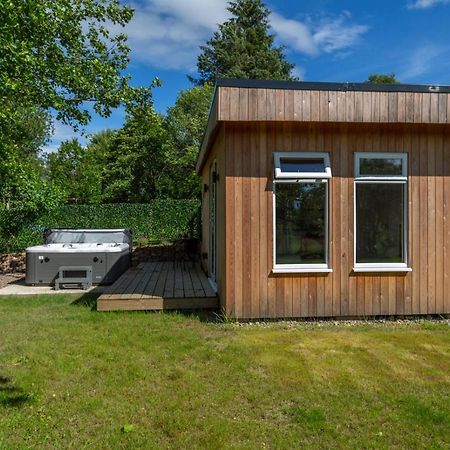 Allt Mor Rentals - Chalet With Hot Tub, And Studio Apartment No Hot Tub Roybridge Bagian luar foto