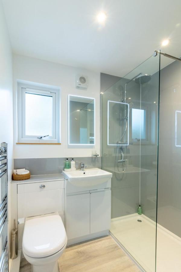 Allt Mor Rentals - Chalet With Hot Tub, And Studio Apartment No Hot Tub Roybridge Bagian luar foto