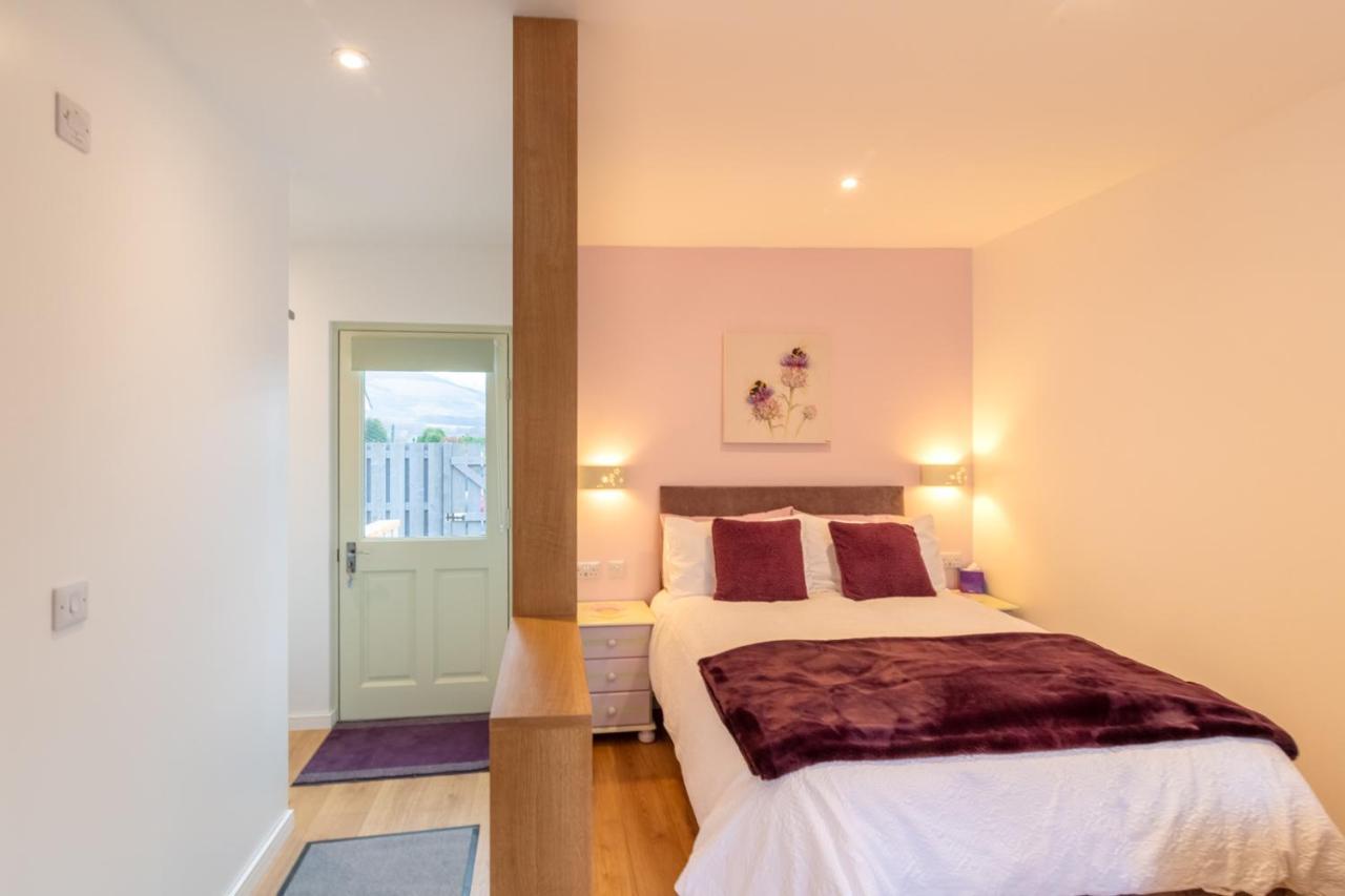 Allt Mor Rentals - Chalet With Hot Tub, And Studio Apartment No Hot Tub Roybridge Bagian luar foto