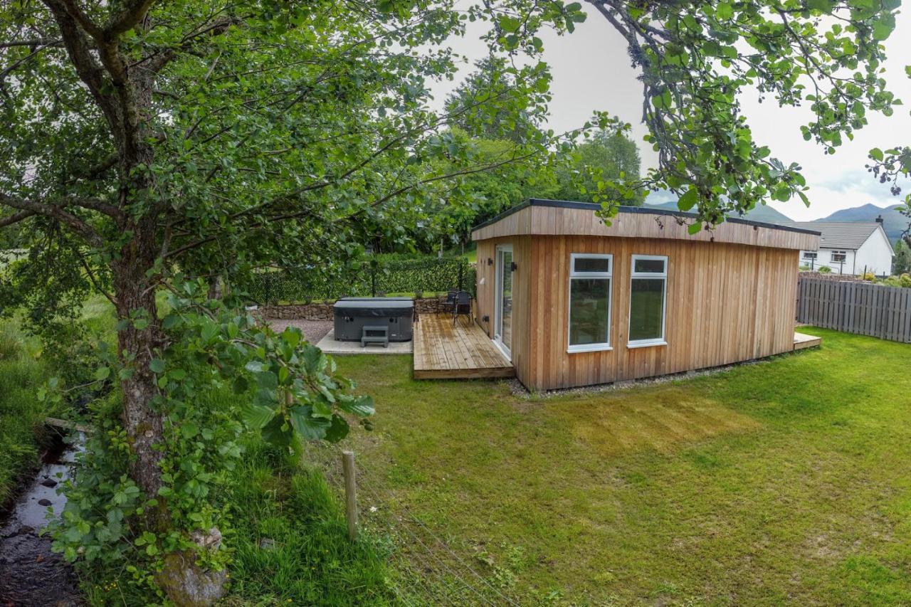 Allt Mor Rentals - Chalet With Hot Tub, And Studio Apartment No Hot Tub Roybridge Bagian luar foto
