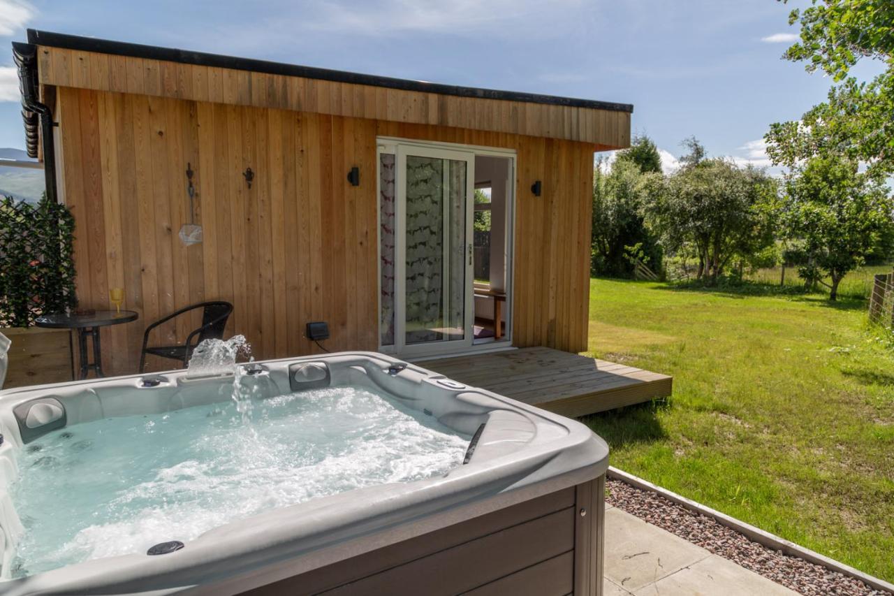 Allt Mor Rentals - Chalet With Hot Tub, And Studio Apartment No Hot Tub Roybridge Bagian luar foto