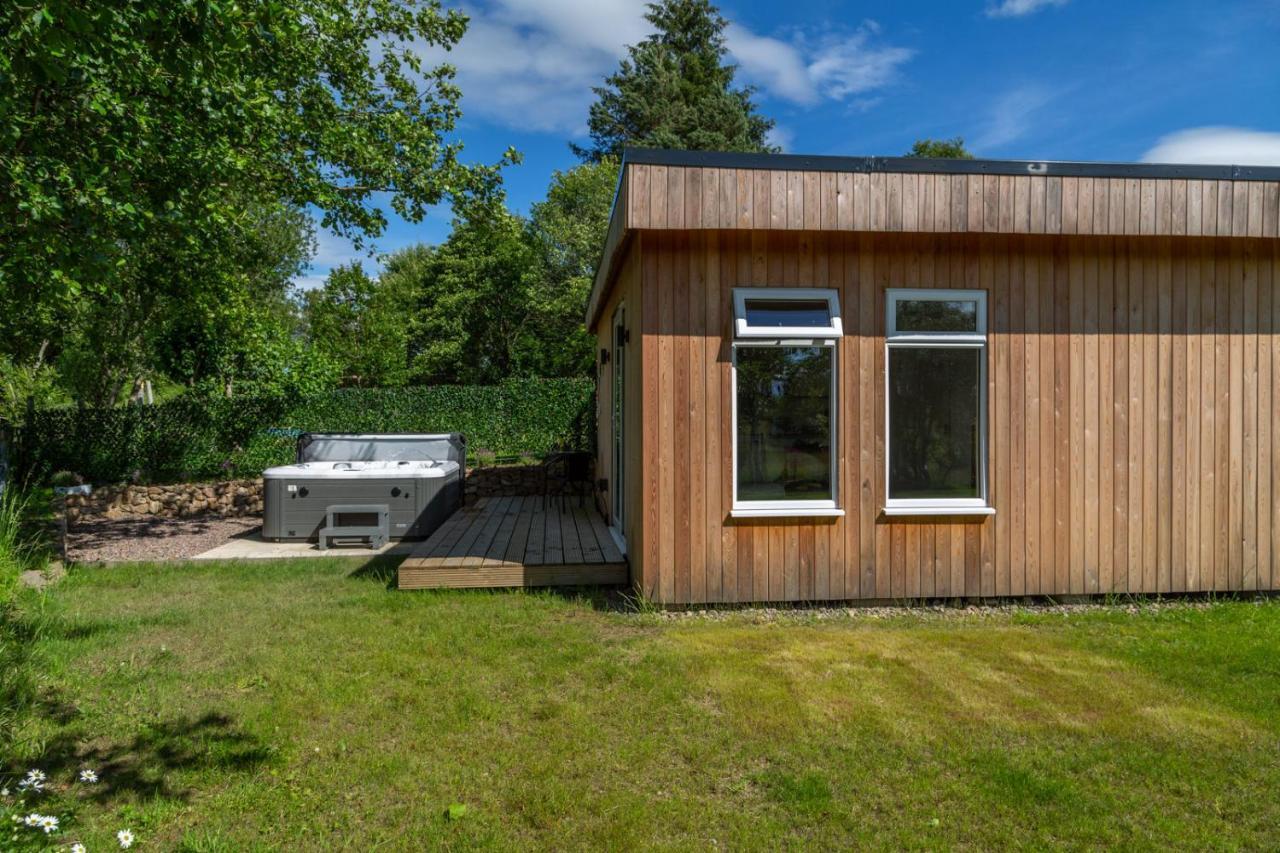 Allt Mor Rentals - Chalet With Hot Tub, And Studio Apartment No Hot Tub Roybridge Bagian luar foto